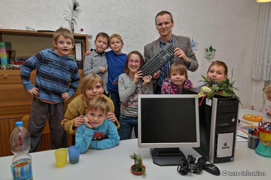 Lutz Wenger, Geschäftsführer der S+B Service und Büro GmbH, überreichte im Namen der Freunde der Wirtschaftsjunioren einen Personalcomputer an den Kinder-Leseklub der Anhaltischen Landesbücherei.