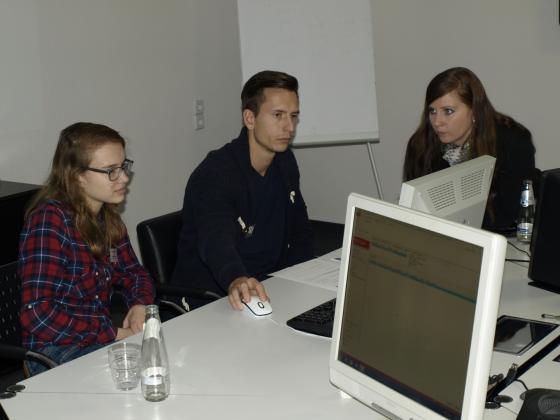 Sandra Müller im Gespräch mit Cindy Herrmann und Marcel Merkel (beide Debolon Dessauer Bodenbeläge GmbH & Co. KG)