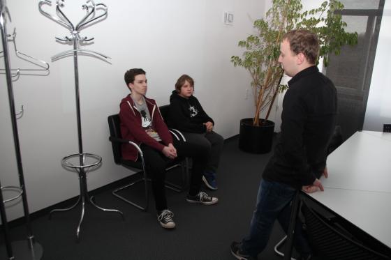 2 Schüler beim Gespräch mit IT-Systemkaufmann Jan Lehmann vom S+B Team 
