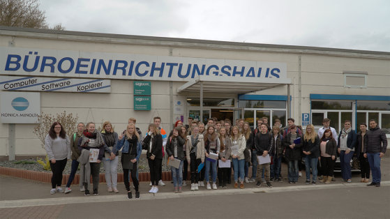 Die 9. Klassen der Sekundarschule am Schillerpark vor dem Gebäude der S+B Service und Büro GmbH.