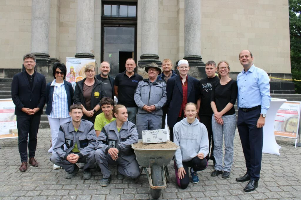 FSJler freuen sich über Arbeitskleidung